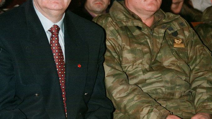 Vůdce bosenských Srbů Radovan Karadžič (vlevo) a jeho vojenský velitel Ratko Mladič na zasedání parlamentu Republiky srbské v tehdejším Sanském Mostě, duben 1995.