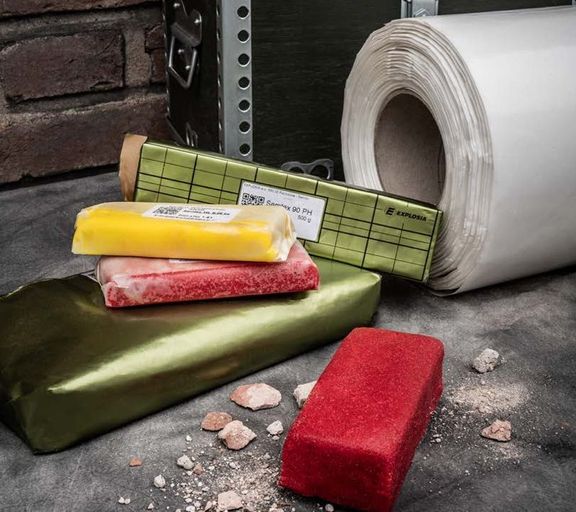 To je on. Semtex. Československá trhavina známá po celém světě. V Explosii se stále vyrábí, a to v několika variantách.