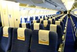 Na palubu Boeingu se vejde až 253 cestujících - 28 v první třídě (TopTravel Class) a 225 v ekonomické třídě (Economy).