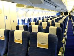Na palubu Boeingu se vejde až 253 cestujících - 28 v první třídě (TopTravel Class) a 225 v ekonomické třídě (Economy).