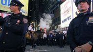 Policie několik desítek demonstrantů zatkla, například proto, že obsadili pobočku Citibank.