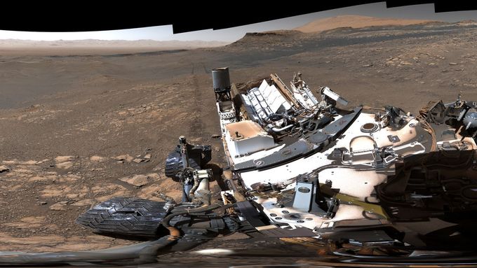 Panoramatický snímek složený z tisíců fotek, které robot Curiosity pořídil během loňských svátků.