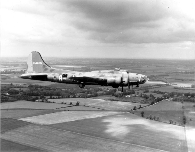 B-17 Flying Fortress Memphis Belle na cestě do Spojených států, červen 1943.