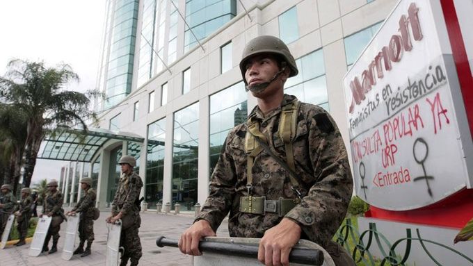 Vojáci hlídají hotel v blízkosti prezidentského v Tegucigalpě.