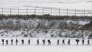 South Korean soldiers march during their military drills near the demilitarized zone separating North Korea from South Korea, in Paju, north of Seoul February 12, 2013. North Korea conducted its third nuclear test on Tuesday in defiance of U.N. resolutions, angering the United States and Japan and likely to infuriate its only major ally, China, and increase penalties against Pyongyang. REUTERS/Lee Jae-Won (SOUTH KOREA - Tags: MILITARY TPX IMAGES OF THE DAY POLITICS) Published: Úno. 12, 2013, 7:41 dop.