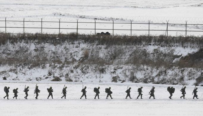 South Korean soldiers march during their military drills near the demilitarized zone separating North Korea from South Korea, in Paju, north of Seoul February 12, 2013. North Korea conducted its third nuclear test on Tuesday in defiance of U.N. resolutions, angering the United States and Japan and likely to infuriate its only major ally, China, and increase penalties against Pyongyang. REUTERS/Lee Jae-Won (SOUTH KOREA - Tags: MILITARY TPX IMAGES OF THE DAY POLITICS) Published: Úno. 12, 2013, 7:41 dop.