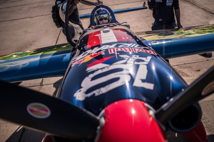 Petr Kopfstein v závodě Red Bull Air Race v Abú Zábí 2019