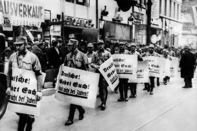 Nacistické polovojenské jednotky SA při protižidovské Křišťálové noci 1938 v Berlíně.