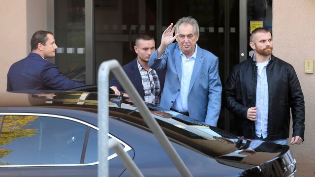 Miloš Zeman odjíždí ze střešovické nemocnice