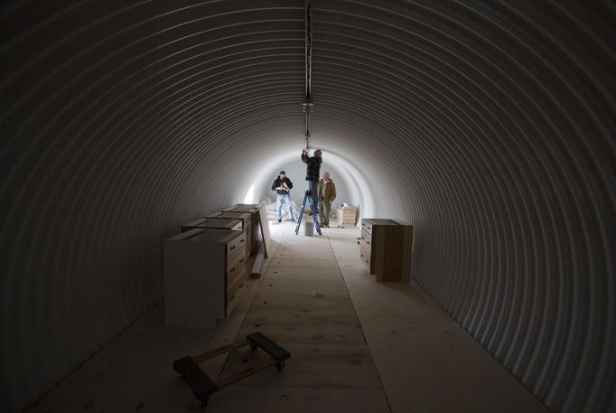 Employees work on the construction of a bunker at Utah Shelter Systems in North Salt Lake, Utah, December 12, 2012. The price of the shelters range from $51,800 to $64,900. While most "preppers" discount the Mayan calendar prophecy, many are preparing to be self-sufficient for threats like nuclear war, natural disaster, famine and economic collapse. Picture taken December 12, 2012. REUTERS/Jim Urquhart (UNITED STATES - Tags: SOCIETY BUSINESS CONSTRUCTION) Published: Pro. 18, 2012, 5:24 odp.