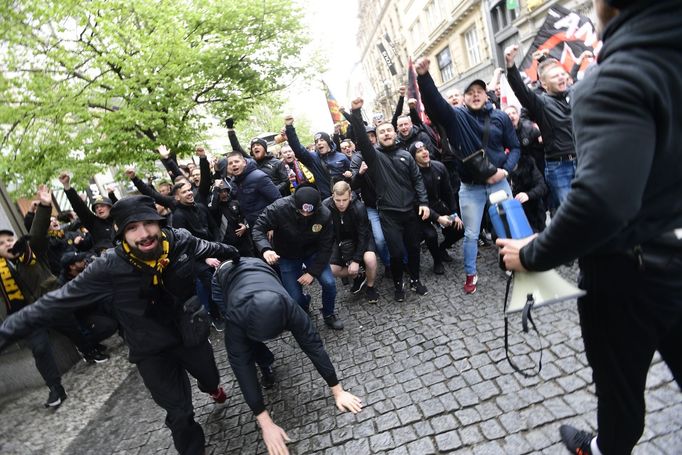 Fanoušci Sparty při pochodu na derby v Edenu