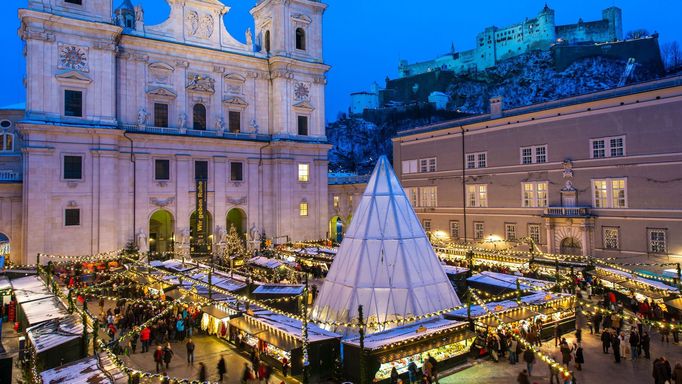 Adventní trh Christkindlmarkt na náměstí Domplatz v Salcburku