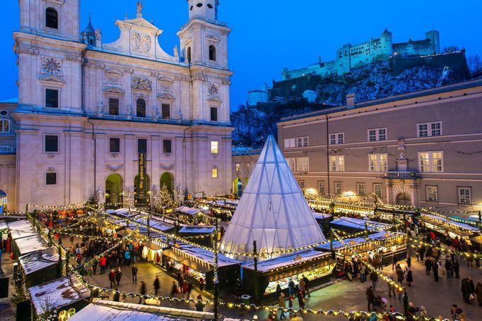 Adventní trh Christkindlmarkt na náměstí Domplatz v Salcburku