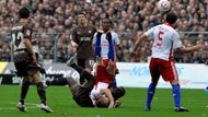 Karambol v Bundeslize. David Jarolím (uprostřed) z celku Hamburg SV' přepadává přes Geralda Asamoaha z FC St. Pauli.