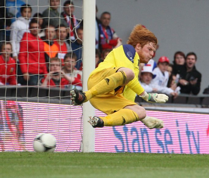 Adam Bogdan pouští za svá záda penaltovou střelu Michala Kadlece během přátelského utkání mezi Českou republikou a Maďarskem.