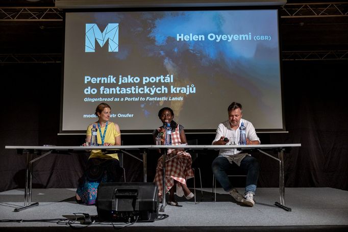 Tlumočnice, spisovatelka Helen Oyeyemi a překladatel Petr Onufer.