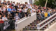 Tady například Piwowar předvádí trik nollie flip noseslide. Jak vidno, fanoušky ani silný odpolední déšť nezahnal.