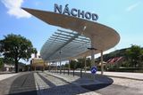 Náchod. Autobusový terminál v Náchodě v Královéhradeckém kraji získal ocenění Česká dopravní stavba 2014. Nádraží projektoval náchodský Atelier Tsunami.
