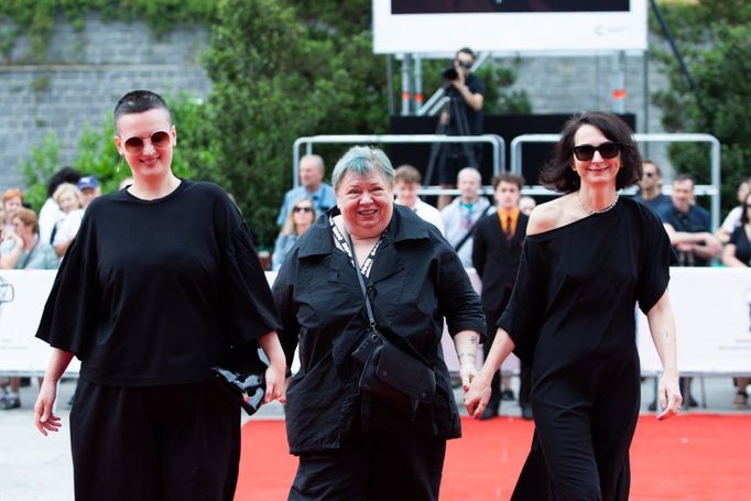 Lucie Černá, protagonistka Libuše Jarcovjáková a režisérka Klára Tasovská na karlovarském festivalu.