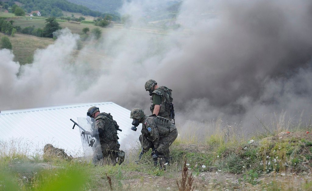 Vojáci KFOR zasahují v Kosovu u vypáleného hraničního přechodu Jarinje