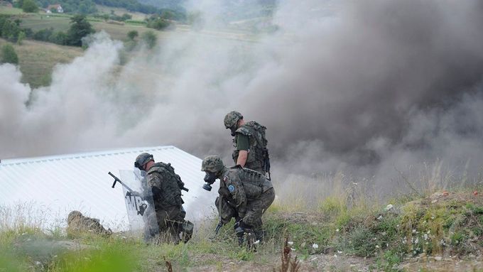 Vojáci KFOR zasahují u vypáleného hraničního přechodu Jarinje.