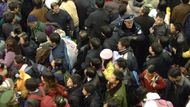 Lidé čekají na pekingském západním nádraží. Na nádraží čekaly desetitisíce lidí. Více než 20 vlaků mělo zpoždění.