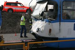 Řidič autobusu se v Ostravě zranil po nehodě s tramvají