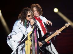 Zpěvák Steven Tyler a kytarista Joe Perry na koncertu Aerosmith v roce 2014.