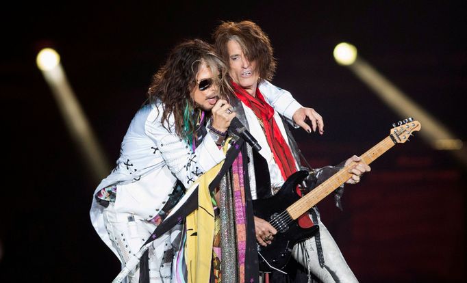 Zpěvák Steven Tyler a kytarista Joe Perry na koncertu Aerosmith v roce 2014.