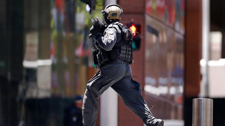 Panika v Sydney. Útočník pobodal v obchodním domě několik lidí, policie ho zastřelila