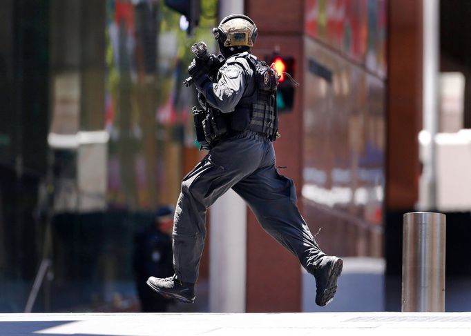 Policista ve čtvrti Martin Place v australském Sydney. Neznámý muž tam drží několik rukojmí.