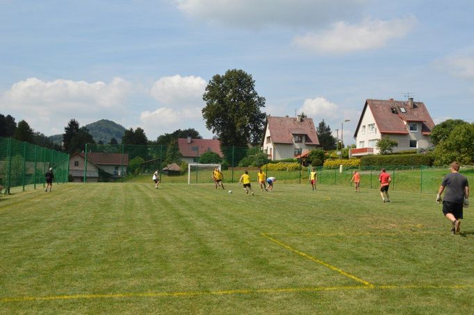 Zrenovované fotbalové hřiště a dokončení sportovního areálu v Písečné.