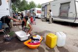 Policie obsadila a následně nechala strhnout přes padesát romských tábořišť.