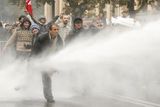 Gruzínská policie slzným plynem a vodními děly rozehnala demonstranty, kteří požadují odstoupení prezidenta Saakašviliho.
