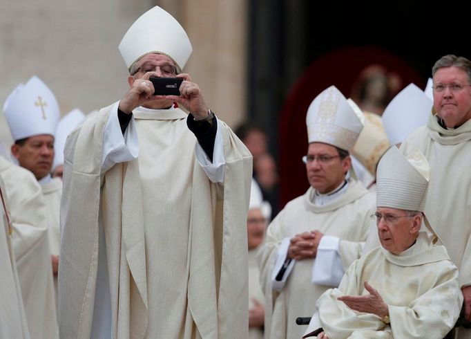 Desetitisíce lidí dnes brzy ráno zaplnily Svatopetrské náměstí ve Vatikánu, kde papež František prohlásí za svaté své Jana Pavla II. a Jana XXIII.