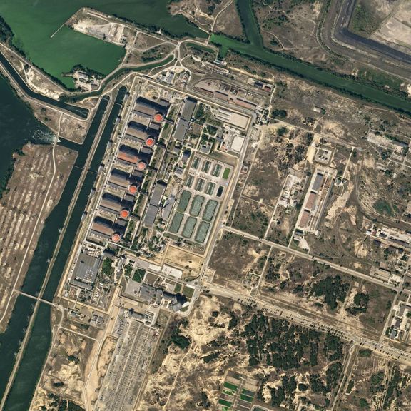 Záporožská jaderná elektrárna na satelitním snímku.