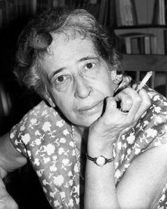 Portrét Hanny Arendtové od Freda Steina z roku 1966.