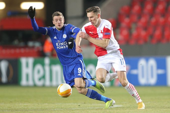 Jamie Vardy a Lukáš Provod v prvním zápase 2. kola EL Slavia - Leicester