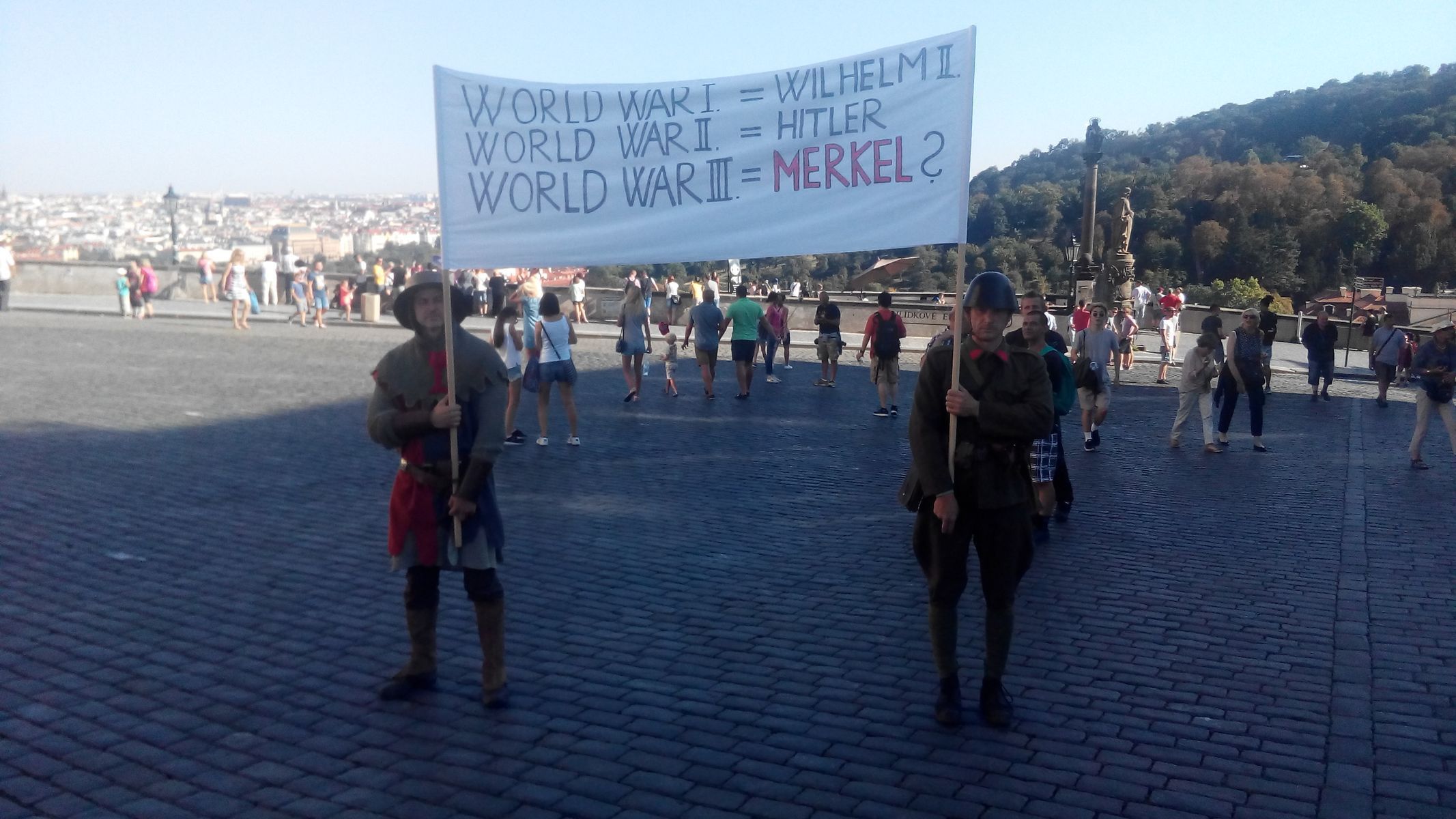 Demonstranti proti Merkelové na Hradčanském náměstí