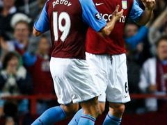 Gareth Barry právě poslal Aston Villu v zápase s Ajaxem podruhé do vedení. Gratuluje mu spoluhráč Petrov.