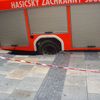 V centru Ostravy se do země propadlo hasičské auto