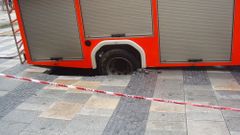 V centru Ostravy se do země propadlo hasičské auto