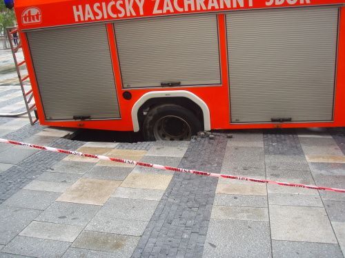 V centru Ostravy se do země propadlo hasičské auto
