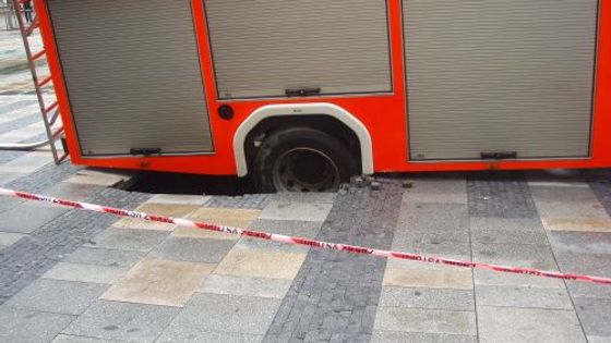 Dlažba neudržela hasičské auto. Vytáhl ho jeřáb