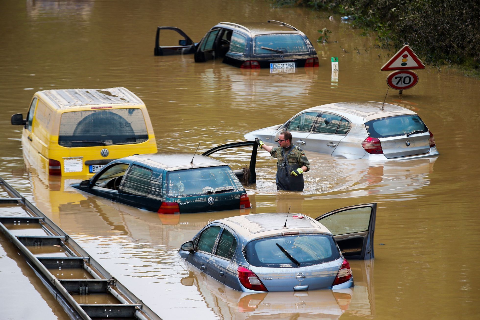 Záplavy v Německu, auta
