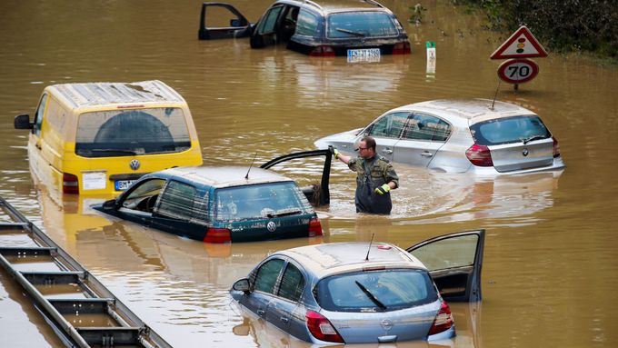 Auta zaplavená v Německu, ilustrační snímek.