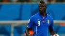 Italy's Mario Balotelli holds the ball during their 2014 World Cup Group D soccer match against England at the Amazonia arena in Manaus June 14, 2014. REUTERS/Ivan Alvara