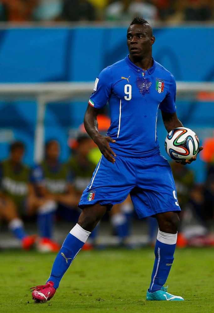 Italy's Mario Balotelli holds the ball during their 2014 World Cup Group D soccer match against England at the Amazonia arena in Manaus June 14, 2014. REUTERS/Ivan Alvara