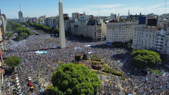Všechny kouty Argentiny zaplavila modrá a bílá. Davy se sešly i u domu Diega Maradony; Zdroj foto: Reuters