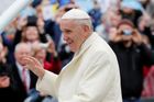 "Puč" proti papeži. Konzervativní kněží útočí na Františka kvůli zneužívání dětí